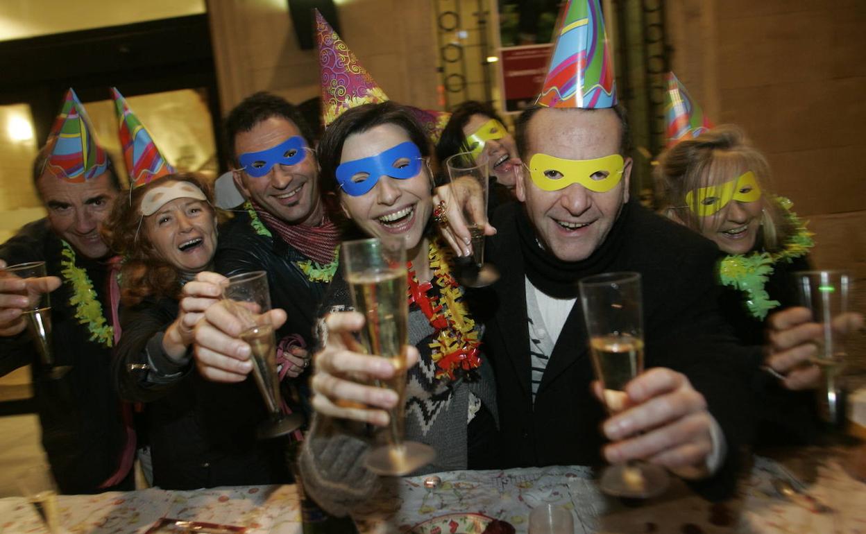 Fiestas de Nochevieja Los cotillones vuelven a Asturias con extras